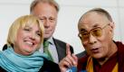 Der vierzehnte Dalai Lama (r.), Tenzin Gyatso, geistliches und weltliches Oberhaupt der Tibeter, gibt am Montag (19.05.08) nach einem gemeinsamen Gespraech in der Fraktion der Gruenen neben der Bundesvorsitzenden von Buendnis 90/ Die Gruenen, Claudia Roth, und dem stellvertretenden Fraktionsvorsitzenden Juergen Trittin im Bundestags in Berlin ein Pressestatement.
Foto: Michael Gottschalk/ ddp Foto: dapd