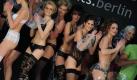 In Berlin geht es heiß her: Im Vorfeld der Fashion Week ist die Lingerie- und Wäschemesse 5 Elements gestartet. Sexy Models präsentieren die neuesten Dessous der Designer. Foto: dpa
