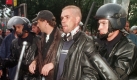 Französische Polizisten führen vor dem ersten Gruppenspiel der deutschen Fußball-Nationalmannschaft gegen die USA am Montag abend (15.06.1998) im Prinzenpark-Stadion von Paris zwei deutsche Hooligans ab. Vor dem Spiel, das mit einem 2:0-Sieg des deutschen Teams endete, war es zu Ausschreitungen deutscher Fans gekommen.
 Foto: dpa