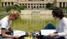 Beim gemeinsamen Lernen kommt man sich im Studium schnell nher - allerdings sollten Paare aber auch mal ber etwas anderes als die Uni reden. (Bild: dpa/tmn) Foto: dpa