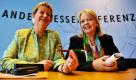 Nordrhein-Westfalens Ministerpräsidentin Hannelore Kraft (rechts, SPD) und Schulministerin Sylvia Löhrmann (Grüne) präsentierten heute im Landtag in Düsseldorf einen rot-grünen Füllfederhalter. Kraft und Löhrmann zogen nach einem Jahr rot-grüner Minderheitsregierung eine Bilanz ihrer bisherigen Arbeit. Foto: dpa