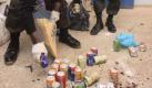 Blutige Blechbüchsen: Ein Polizist sammelt nicht detonierte Bomben in Form von Getränkedosen ein. Bei dem Anschlag in Kano hatten sich die radikalislamischen Sektenmitglieder als Soldaten und Polizisten getarnt.
  Foto: dapd