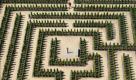 Ein Besucher geht am Mittwoch (28.04.10) nahe dem Tagebau in Cottbus in Brandenburg im Erlebnispark Teichland durch ein Labyrinth. Der Erlebnispark oeffnet am Samstag (01.05.10) mit seinen neuesten Attraktionen, dem 50 Meter hohen Aussichtsturm Baerenbrueck und einem slawischen Goetterhain. Foto:Michael Urban/ddp Foto: ddp