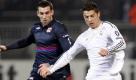 Cristiano Ronaldo (r.) von Real Madrid verteidigt den Ball gegen Anthony Reveillere von Olympique Lyon. Foto: dpa