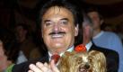 Rudolph Moshammer besucht mit Hund Daisy am ersten Weihnachtsfeiertag (25.12.2004), die Premiere des Winterprogramms des Circus Krone in München mit dem Europas größter Zirkus sein 100-jähriges Jubiläum feierte (Archivbild). Im Mordfall Moshammer hat der von der Polizei gefasste 25 Jahre alte Iraker die Tat gestanden. Das gab die Münchner Polizei auf einer Pressekonferenz am Sonntagvormittag (16.01.2005) bekannt. Foto: dpa