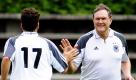 Bundesverteidigungsminister Franz Josef Jung beglückwünscht beim Fußball-Europapokal der Parlamentarierin Schwäbisch Hall bei einem Spiel gegen eine Parlamentarier-Mannschaft aus Finnland den Torschützen: den Bundestagsabgeordneten Christian Stetten. Die Mitglieder des FC Bundestag spielen zusammen mit 70 anderen europäischen Parlamentariern im Hagenbachstadion in Schwäbisch Hall um den inoffiziellen Fußball-Europapokal.
 Foto: ddp