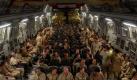Die kanadischen Soldaten entspannen während der Wartezeit an Bord eines C-17 nach ihrem siebenmonatigen Aufenthalt in Afghanistan. Foto: dapd