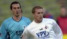 Platz 8: Wie viel Lilian Laslandes (r.) den 1. FC Köln einst gekostet hat, ist nicht bekannt. Der Starstürmer sollte die Geißböcke in der Saison 2001/02 vor dem Abstieg bewahren. Doch der französische Nationalspieler hatte Ladehemmungen, kam nur fünfmal zum Einsatz. Tore: Fehlanzeige. Köln stieg als Tabellenvorletzter ab und Laslandes handelte sich den Spitznamen Lilian Laslandesliga ein. Foto: dpa