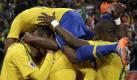 Entsprechend groß war die Freude bei den Brasilianern:In ihrem Jubel geht der Torschütze Luis Fabiano sogar unter. Foto: ap