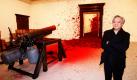 Der Künstler Anish Kapoor steht neben seiner Installation Shooting into the Corner in der Royal Academy of Arts in London. Die Kanone feuert alle 20 Minuten rotes Wachs an die Wand.  Foto: ap