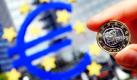 ARCHIV: Elena Wildemuth, Angestellte im Euro-Info Shop, haelt vor der Euro-Skulptur vor der Europaeischen Zentralbank in Frankfurt am Main eine griechische Euro-Muenze (Foto vom 29.04.10). EU-Kommissionspraesident Jose Manuel Barroso hat die Einigung auf ein Sparpaket fuer Griechenland begruesst. Die Bedingungen fuer die in Aussicht gestellten Finanzhilfen fuer das vor dem Bankrott stehende Land seien damit erfuellt, erklaerte Barroso am Sonntag (02.05.10) in Bruessel. Die zwischen Griechenland, der EU-Kommission, der Europaeischen Zentralbank (EZB) und dem Internationalen Waehrungsfonds (IWF) vereinbarten mehrjaehrigen Massnahmen seien aus Sicht der EU-Kommission 'solide und glaubwuerdig'. (zu ddp-Text) Foto: Thomas Lohnes/ ddp Foto: ddp