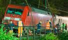 Einsatzkraefte der Bahn und des Technischen Hilfswerkes (THW) heben am Montag (12.09.11) auf der Rheinstrecke bei St. Goar einen entgleisten Intercity-Zug der Deutschen Bahn, um den Zug auf das Nachbargleis zu setzen. Nach einem Unwetter ist am Sonntag (11.09.11) der Intercity entgleist. Die Lok sowie die vorderen vier Waggons sprangen aus den Gleisen. Sie kippten aber nicht um, sondern blieben in Schraeglage stehen. Der Lokfuehrer wurde schwer verletzt, ausserdem erlitten mindestens zehn Reisende sowie die vier Zugbegleiter leichte Verletzungen, wie die Bundespolizei mitteilte. (zu dapd-Text) Foto: Sascha Ditscher/dapd Foto: dapd
