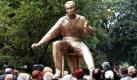 Das Denkmal für den deutschen Dichter Heinrich Heine (1797-1856) wird nach seiner Enthüllung in Bremen von Zuschauern umringt. Das Portrait des sitzenden Dichters schuf der Bildhauer Waldemar Grizmek im Jahr 1955 für Berlin. Durch das Engagement Bremer Bürger konnte ein weiterer Bronzeabguss der Plastik geschaffen werden und als Ehrung des Dichters Heine und des Bildhauers Grizmek im Rahmen der Feierlichkeiten zu 20 Jahre Deutsche Einheit in der Hansestadt aufgestellt werden. Foto: dpa