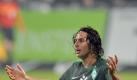 Wie sehr er verletzt ist, weiß wohl auch Claudio Pizarro nicht so genau. Foto: Carmen Jaspersen Foto: dpa
