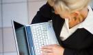 Wer im Büro öfter mal aufsteht, trainiert seine Muskeln - und kann so Rückenschmerzen vermeiden. (Bild: dpa) Foto: dpa