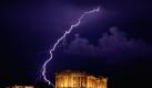A flash of lightning illuminates the sky over the 2,500-year-old Ancient Partenon temple, at the Acropolis hill during a heavy rainfall in Athens, early Monday, June 28, 2010.(AP Photo/Petros Giannakouris)




 Foto: ap
