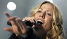 Sheryl Crow veröffentlicht neue Platte
Vorspann: 	

Sheryl Crow veröffentlicht am 23. Juli ihre neue Platte «100 Miles from Memphis». «Ich bin 100 Meilen von Memphis entfernt in einer Kleinstadt aufgewachsen, und das hat nicht nur meinen Musikgeschmack geprägt, sondern auch mein gesamtes Weltbild», sagte die Sängerin nach Angaben der zuständigen Agentur vom Mittwoch. 'Die Musik von dort ist ein Teil von mir, und sie ist immer noch die wichtigste Inspirationsquelle und der zentrale Antrieb für alles, was ich mache.»
Text: 	

Berlin (ddp). Sheryl Crow veröffentlicht am 23. Juli ihre neue Platte «100 Miles from Memphis». «Ich bin 100 Meilen von Memphis entfernt in einer Kleinstadt aufgewachsen, und das hat nicht nur meinen Musikgeschmack geprägt, sondern auch mein gesamtes Weltbild», sagte die Sängerin nach Angaben der zuständigen Agentur vom Mittwoch. 'Die Musik von dort ist ein Teil von mir, und sie ist immer noch die wichtigste Inspirationsquelle und der zentrale Antrieb für alles, was ich mache.»

An der Platte wirkten auch Justin Timberlake und Keith Richards mit. «1000 Miles from Memphis» ist das siebte Album der neunfachen Grammy-Gewinnerin. Im Herbst tourt Crow damit durch Deutschland: Das erste Konzert ist am 14. Oktober in Köln.

ddp/nad/han 

 Foto: dpa