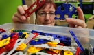 Ein Job mit Spaßfaktor. Ingenieure für Kunststofftechnik entwickeln unter anderem auch Spielzeug. Vorrangig aber forschen sie nach neuen Verarbeitsungsverfahren, Fertigungsprozessen oder entwickeln Werkzeuge, die Kunststoffe in Form bringen sollen. Foto: dpa