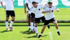 Philipp Lahm, der neue Kapitän der deutschen Fußball-Nationalmannschaft, macht beim Mannschaftstraining im Sportzentrum Rungg in Südtirol zusammen mit Piotr Trochowski (von vorn nach hinten), Cacau, Dennis Aogo und Miroslav Klose (links) Sprungübungen. Die deutsche Fußball-Nationalmannschaft bereitet sich in dem Trainingslager auf die Fußball-Weltmeisterschaft in Südafrika vor.  Foto: dpa