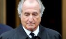 ARCHIV - Der frühere Finanzchef von Bernard Madoff (M, Archivfoto vom 10.03.2009) hat seine Beteiligung am größten Betrugsfall der Finanzgeschichte gestanden. Frank DiPascali bekannte sich vor einem Bundesgericht in New York unter anderem der Verschwörung schuldig und sprach ausdrücklich von weiteren Mitwissern. Ihm drohen bis zu 125 Jahre Gefängnis. Madoff hatte immer behauptet, er habe keine Komplizen gehabt. Der 71-Jährige hatte mit einem Schneeball-System weltweit tausende Anleger um Milliardensummen gebracht haben. EPA/PETER FOLEY +++(c) dpa - Bildfunk+++ Foto: dpa