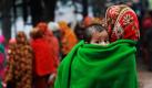 Ganz fest hat eine Frau in Kamragir char in Bangladesch ihren Sprössling in eine warme Decke gewickelt, um ihn vor der klirrenden Kälte im Land zu schützen. Die beiden wollen sich in eine Schlange einreihen, um subventionierten Reis zu bekommen.  Foto: dapd
