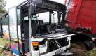 Blick auf die Unfallstelle an der Anschlussstelle Freiwalde nach dem Zusammenstoß des Busses mit einem mit Baumstämmen beladenen Lastwagen. Foto: dpa