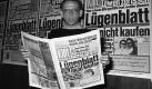 Intimfeind Springer: Spätestens seit Günter Wallraff 1977 vier Monate unter dem Decknamen Hans Esser als Reporter in der Hannoveraner Bild-Redaktion arbeitete und anschließend die unverantwortlichen Recherchiermethoden, Verfälschungen und politischen Manipulationen der Boulevardzeitung aufdeckte, verbindet die große deutsche Boulevardzeitung und den Enthüllungsjournalisten eine echte Feindschaft. Es folgte nicht nur eine Klage. 1978 gründete Wallraff den Hilfsfonds «Wenn Bild lügt, kämpft dagegen», um Opfer der Berichterstattung juristisch zu unterstützen. Foto: dapd