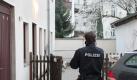 Ein Polizist filmt in Leipzig eine Hausdurchsuchung in der rechtsextremen Szene. Foto: Rainer Erices Foto: dpa
