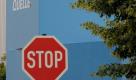 Ein Stop-Schild vor dem Quelle-Versandzentrum in Leipzig, aufgenommen am 10.06.2009. Der zahlungsunfähige Versandhändler Quelle steht vor dem endgültigen Aus. Wie der Insolvenzverwalter des Mutterkonzerns Arcandor am Montag mitteilte, sind alle Bemühungen, doch noch einen Käufer für das Traditionsunternehmen zu finden, erfolglos geblieben.
 Foto: dpa