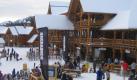 An der Talstation in Lake Louise herrscht reger Betrieb. Als Europäer, der nicht sein ganzes Skimaterial mit auf Reisen nimmt, kann man sich hier von Ski bis Anzügen alles leihen. Foto: privat