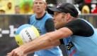 Die Beach-Volleyball-Weltmeister Julius Brink und Jonas Reckermann müssen weiter auf ihren ersten Sieg in der diesjährigen Welttour warten. Am Samstag verpassten sie beim mit 190 000 Dollar (154 000 Euro) dotierten Turnier in Prag mit einer 0:2 (16:21, 14:21)-Halbfinal-Niederlage gegen ihre Angstgegner Todd Rogers/Philip Dalhauser aus den USA das Finale. Foto: dpa