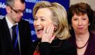 Die US-Außenministerin Hillary Clinton (links) kommt mit der Chefin der europäischen Außenpolitik Catherine Ashton (rechts) für ein Medienbriefing im Hauptquartier der EU-Kommission in Brüssel an. Dabei sprach sie sich für eine verstärkte Zusammenarbeit mit Russland aus. Foto: dapd