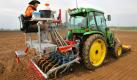 Auf einem Versuchsfeld des AgroBio Technikums Groß Lüsewitz bei Rostock wird am Dienstag (16.05.2006) gentechnisch veränderter Sommerraps ausgebracht. In der Mitte eines Feldes mit konventionellem Raps werden 16 Parzellen mit einer Gesamtfläche von zehn Hektar mit Genraps bepflanzt. Mit dem Versuch soll getestet werden, ob und wie stark sich der Genraps mit dem anderen Raps kreuzt und wie dies verhindert werden kann. Gentechnisch veränderte Pflanzen sind vor allem als nachwachsender Rohstoff von Interesse. (zu lmv 4179 vom 16.05.2006) Foto: Bernd Wüstneck dpa/lmv +++(c) ZB-FUNKREGIO OST - Honorarfrei nur fuer Bezieher des ZB-Regiodienstes+++ Foto: dpa
