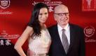 Medienmogul Rupert Murdoch und seine Ehefrau Wendi Deng am 11.06.2011 auf dem Roten Teppich des 14. Shanghai International Film Festival. Foto: Liu Xingzhe    Foto: dpa