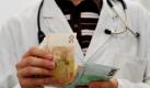 Betrügereien im Gesundheitswesen sorgen immer wieder für Schlagzeilen. Foto: Tobias Hase/Illustration Foto: dpa