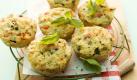 Couscous-Gemüse-Muffins (12 Stück): Backofen auf 220 Grad (Umluft: 200 Grad) vorheizen. Eine Muffinform mit Butterschmalz (z. B.Butaris) ausfetten und mehlen. 200 g Couscous in eine große Schüssel geben, 400  ml heiße Gemüsebrühe darübergießen, zugedeckt quellen lassen. Inzwischen 300 g gemischtes Gemüse (Auberginen, Zucchini, Paprika) waschen, putzen und in kleine Würfel schneiden. 1 Knoblauchzehe schälen und fein würfeln. Knoblauch und Gemüse in 2 EL zerlassenem Butterschmalz etwa 5 Minuten dünsten. Couscous mit zwei Gabeln lockern. Gemüse, 2 EL gehackte Kräuter nach Wunsch und 180 g Joghurt untermischen, kräftig mit Salz und Pfeffer würzen. 2 Eier verquirlen und ebenfalls untermengen. Masse in die Muffinförmchen verteilen, leicht andrücken. 2 Zweige Thymian und 1 Zweig Rosmarin waschen, trocken tupfen. 10 g Butterschmalz in einer zweiten kleinen Pfanne schmelzen, Kräuterzweige darin ziehen lassen, über die Masse träufeln. Muffins im Backofen etwa 30 Minuten auf der zweiten Schiene von unten backen. Foto: Butaris/ Ketchum Kitchen