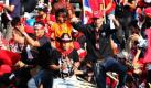 Chaotische Zustände: Regierungskritische Demonstranten, die sogenannten Rothemden, verschanzen sich hinter einer Barrikade, als die Polizei in der thailändischen Hauptstadt Bangkok näherrückt. Diesen Morgen gab es eine weitere Eskalation, als die Polizei mit Granaten versuchte, eine Demonstration aufzulösen. Drei Menschen starben und 75 wurden bei Auseinandersetzungen verletzt. Foto: dpa