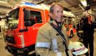Berlins Finanzsenator Ulrich Nußbaum (parteilos) hat sich am Donnerstag (28.10.2010) in der Feuerwache 'Charlottenburg Nord' in Berlin eine Einsatzjacke angezogen und hält einen Feuerwehrhelm in der Hand. Nußbaum besuchte im Rahmen einer Nachttour Menschen, die nachts arbeiten müssen. Foto: Marius Becker dpa/lbn +++(c) dpa - Bildfunk+++ Foto: dpa