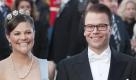 Prinz Carl Philip (l), Kronprinzessin Victoria und ihr Verlobter Daniel Westling kommen zu einer Galavorstellung ins Kopenhagener Nationaltheater. Foto: dpa