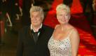Der US-amerikanische Schauspieler Tony Curtis und seine Frau Jill Vandenberg posieren am Mittwoch (04.02.04) auf dem Roten Teppich vor dem Schauspielhaus in Berlin zur 39. Verleihung der 'Goldenen Kamera'. Curtis wird fuer sein Lebenswerk ausgezeichnet. Der seit 1965 vergebene begehrte Film- und Fernsehpreis der Programmzeitschrift 'Hoerzu' wuerdigt herausragende Leistungen im deutschen Fernsehen vor und hinter der Kamera. Foto: Tom Maelsa/ ddp Foto: ddp
