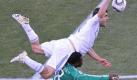 Doch Griechenland schlug Nigeria mit 2:1. Auch in dieser Szene sind die Hellenen obenauf: Sokratis Papastathopoulos (o.) überspringt den Nigerianer Yakubu Aiyegbeni. Foto: dpa