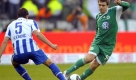 Herthas Nemanja Pejcinovic (l.) wird von Wolfsburgs Zvjezdan Misimovic umspielt. Foto: dpa