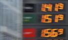 Autofahren ist immer teurer geworden. Besonders heftig drehten Versicherer und Mineralölkonzerne an der Preisschraube. Foto: Frank Leonhardt Foto: dpa