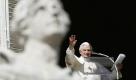 Papst Benedikt XVI. winkt während des Angelus-Gebets von seinem Fenster über dem Petersplatz  Foto: ap