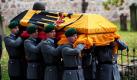 Bundeswehrsoldaten tragen in Selsingen nach einer Trauerfeier für den in Afghanistan gefallenen 26-jährigen Sanitäts-Oberfeldwebel Florian Pauli aus dem Fallschirmjägerbataillon 313 den Sarg aus der St.-Lamberti-Kirche. Der Soldat war am 7. Oktober bei einem Anschlag in der nordafghanischen Provinz Baghlan getötet worden, als ein als Bauer verkleideter Selbstmordattentäter einen Sprengsatz am Körper zündete. Foto: dapd