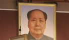 Für die Parade wird ein neues Portrait von Mao Zedong auf dem Tianamen Platz in China aufgehängt. Zedong bestimmte als Vorsitzender der Kommunistischen Partei ab den 1950er Jahren fast 30 Jahre die Politik des Landes. Während seiner Herrschaft starben mehrere zehn Millionen Menschen an den Folgen politischer Kampagnen und diktatorischer Machtausübung. Foto: ap