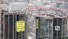 'Wäre die Welt eine Bank, hättet ihr sie längst gerettet !' steht auf einem riesigen Plakat, das Aktivisten der Umweltschutzorganisation Greenpeace am 16.03.2009 an der Fassade der Deutschen Bank in Frankfurt am Main enthüllt haben. Mehrere Kletterer der Organisation hatten die Sicherheitsabsperrungen des Gebäudes überwunden und konnten den Slogan in fast 140 Metern Höhe befestigen. Mit der Aktion will Greenpeace gegen die Banken-Subventionspolitik der Bundesregierung demonstrieren. Foto: Boris Roessler (zu dpa-Korr «Mit Frechheit Umweltskandale aufdecken - Greenpeace wird 40» vom 08.09.2011) +++(c) dpa - Bildfunk+++ 
 Foto: dpa