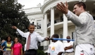 US-Präsident Barack Obama ist der prominenteste Unterstützer der Bewerbung Chicagos. Was er in Sachen Sport drauf hat, beweist der ehemalige Senator von Illinois in einem Schaukampf mit dem Vize-Olympiameister im Säbelfechten Tim Morehouse. Foto: dpa