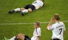 Simone Laudehr, Lena Gössling und Melanie Behringer (von links) können das WM-Aus ihrer Mannschaft nach dem Spiel gegen die Japanerinnen nicht fassen. In Wolfsburg verloren die Frauen von Bundestrainerin Silvia Neid 0:1 gegen die Mannschaft auf Japan. Foto: dapd