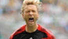 Selten: Leverkusens Simon Rolfes jubelt über einen Doppelpack. Zwischenzeitlich ist Bayer Leverkusen nach dem 3:2 gegen Meister VfL Wolfsburg Tabellenführer. Foto: dpa